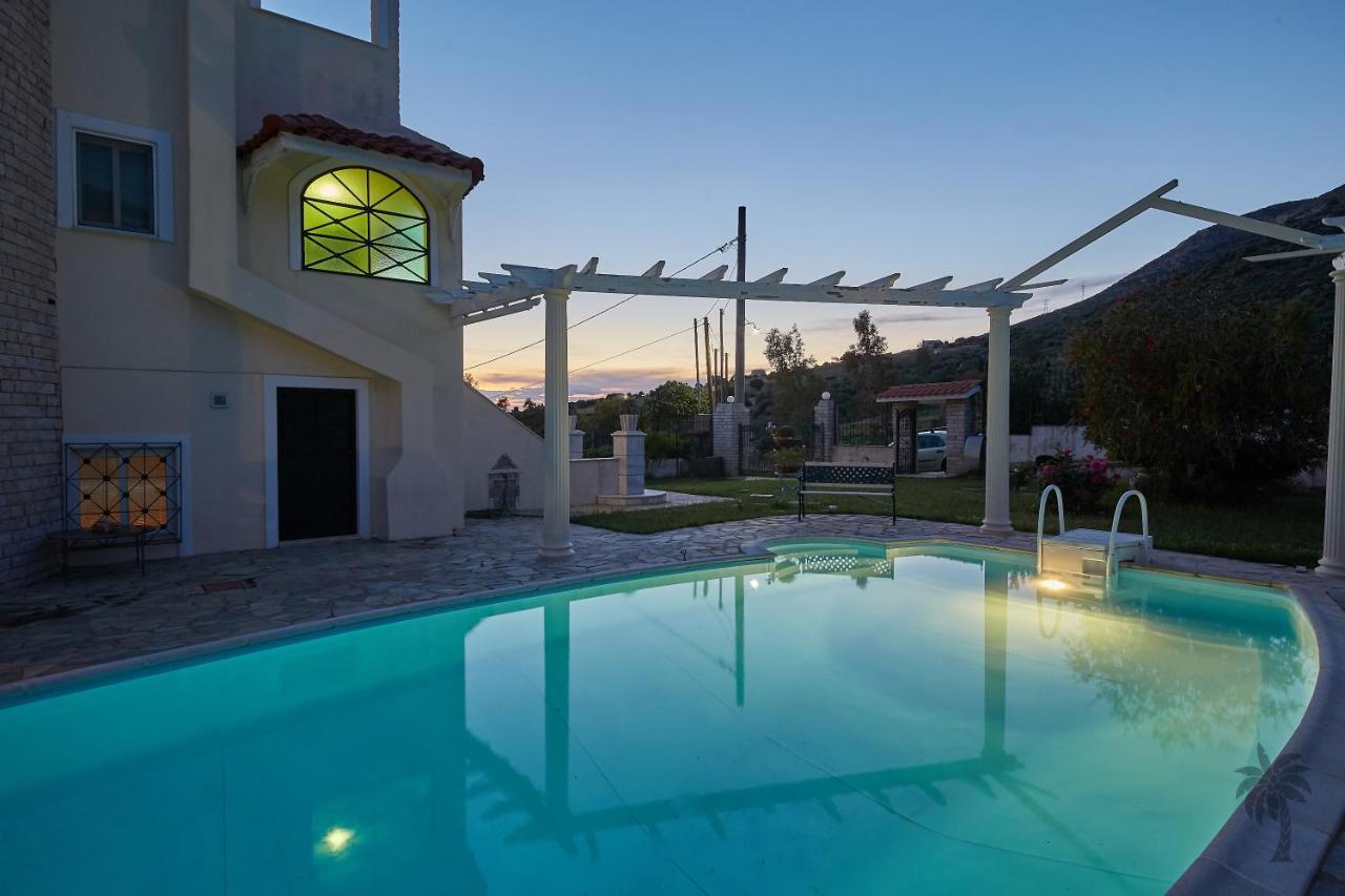 Villa Konstadina With Swimming Pool Kalivia Thorikou Exteriör bild